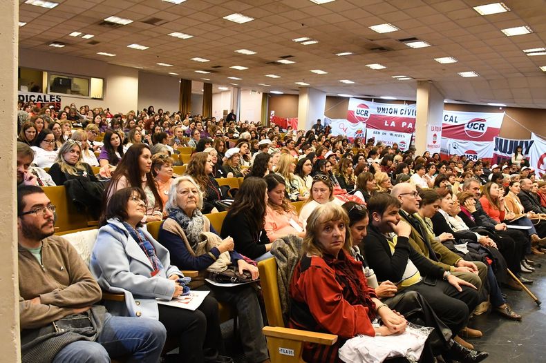 El Aula Magna de la Universidad Nacional de La Pampa fue el escenario del acto inaugural del Encuentro de Mujeres. Participaron unas 900 personas.