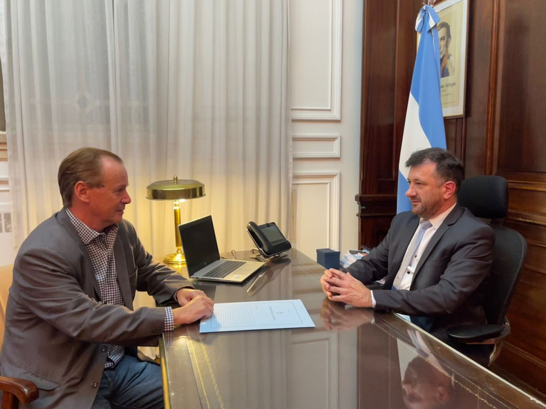 El diputado nacional Gustavo Bordet y el senador nacional Edgardo Kueider, durante una reunión en abril de este año. Bordet fue el impulsor político de Kueider y votó en contra de la Ley Bases en Diputados. 