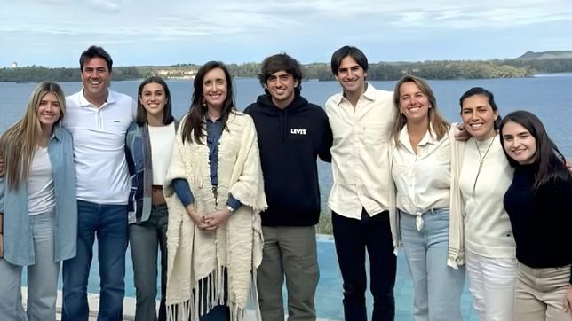 Victoria Villarruel, junto a la familia de una funcionaria de Guillermo de Rivas.