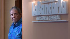 Palazzo pide bono extra y licencias especiales para la reapertura de bancos
