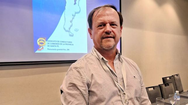 Maximiliano Pullaro se acerca a Sergio Aladio, titular de Camioneros Santa Fe.