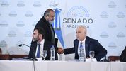 Héctor Daer, jefe de la CGT, saluda a Ezquiel Atauche y Bartolomé Abdala, senadores&nbsp; de La Libertad Avanza, durante&nbsp; el debate de la ley ómnibus.&nbsp;