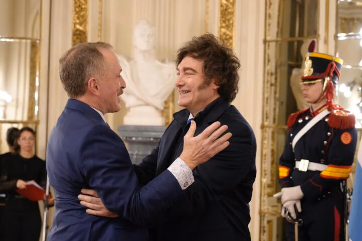 Encuesta: seis de cada diez personas creen que Javier Milei no defiende la patria y la soberanía