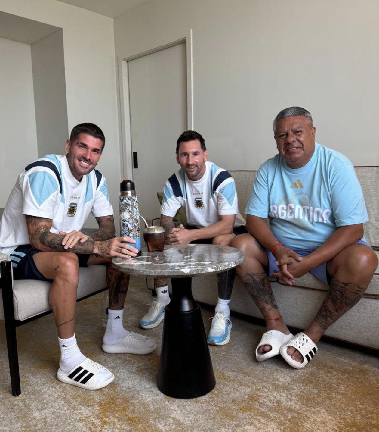 El Chiqui Tapia con Lionel Messi y Rodrigo de Paul.&nbsp;