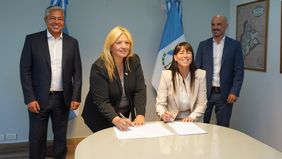 Karina Maureira y Julieta Corroza con Rolando Figueroa y Juan Ousset firmando el proyecto de Ficha limpia de La Neuquinidad.&nbsp;