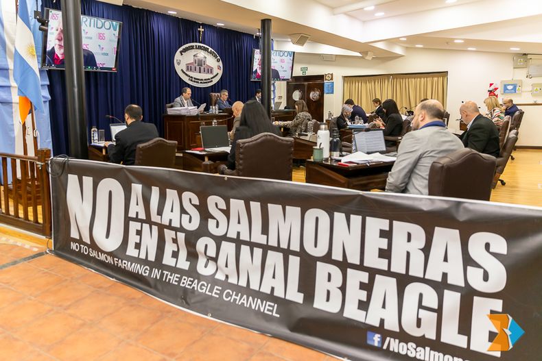 En 2021, la Legislatura prohibió la salmonicultura en aguas de Tierra del Fuego.