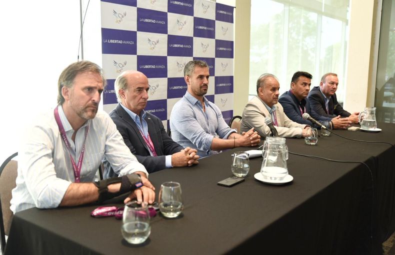 Roque Fleitas, el diputado nacional Beltrán Benedit, Joaquín Benegas Lynch, hermano de Bertie, y Andrés Romero, el apoderado legal del partido. Todos ellos flanqueron a Menem en la conferencia. También estuvieron en la cabecera del acto del, al que no accedió la prensa, junto al presidente de Diputados y a Karina. Joaquín Benegas Lynch, Beltrán Benedit, Martín Menem, Roque Fleitas, Andrés Laumann y Andrés Romero en la previa del acto que presidió Karina Milei.  