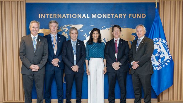 Pablo Quirno, Santiago Bausili, Luis Caputo, Gita Gopinath, Nicolás Posse y Vladimir Werning. Pablo Quirno, Santiago Bausili, Luis Caputo, Gita Gopinath, Nicolás Posse y Vladimir Werning.