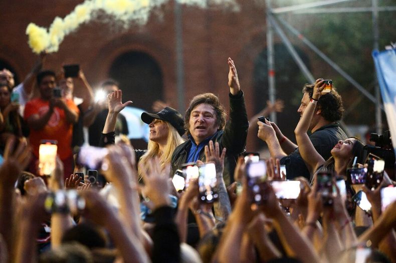 El ingreso, en caravana, de Javier Milei a su acto de cierre de campaña en Córdoba en 2023.