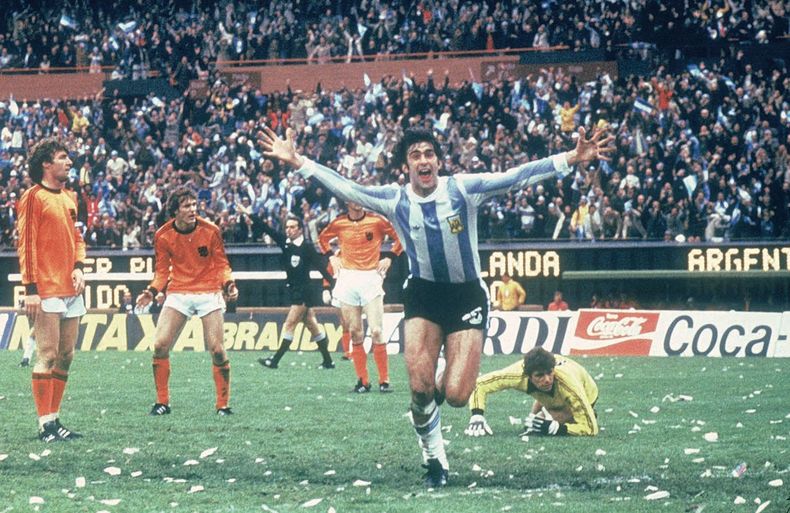 Mario Kempes y su festejo en el Mundial 78 ante Holanda.