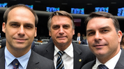 Eduardo, Jair y Flávio Bolsonaro.