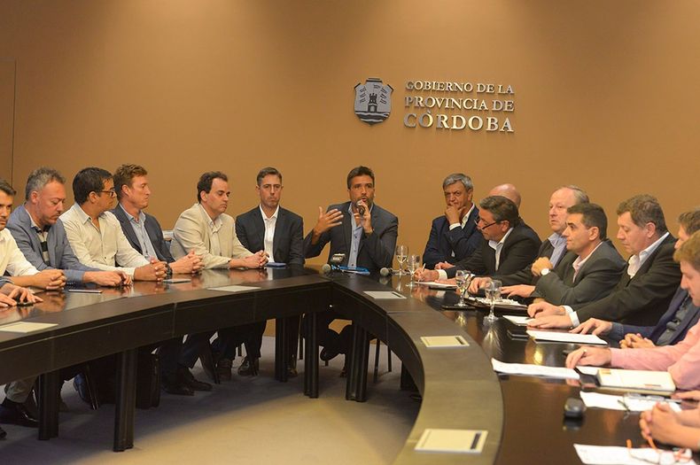 Facundo Torres junto a intendentes en la Mesa Provincia-Municipios.&nbsp;