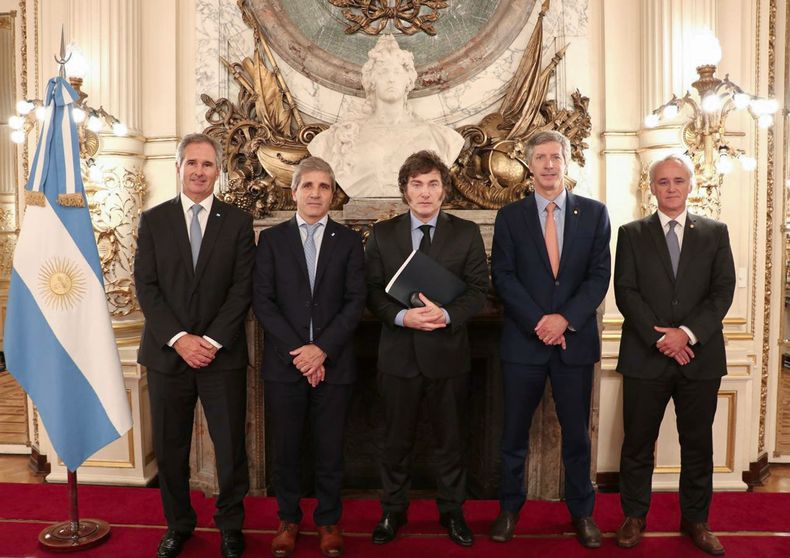 Javier Milei y el equipo económico encabezado por Toto Caputo.