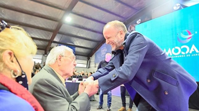 insaurralde y ambrosini entregaron tablets a adultos mayores