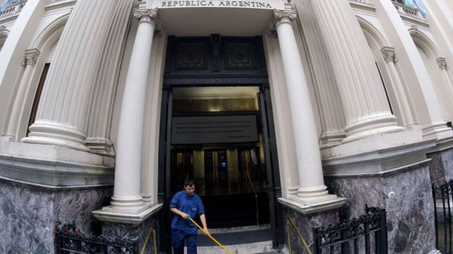 el bcra vendio 210 millones de dolares para frenar su avance