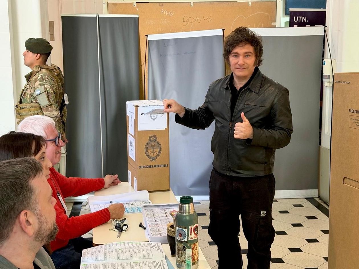 El presidente Javier Milei votó en Almagro acompañado de Karina Milei.