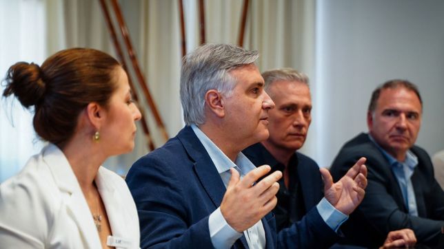 Martín Llaryora y Esteban Avilés en un acto oficial en Villa Carlos Paz