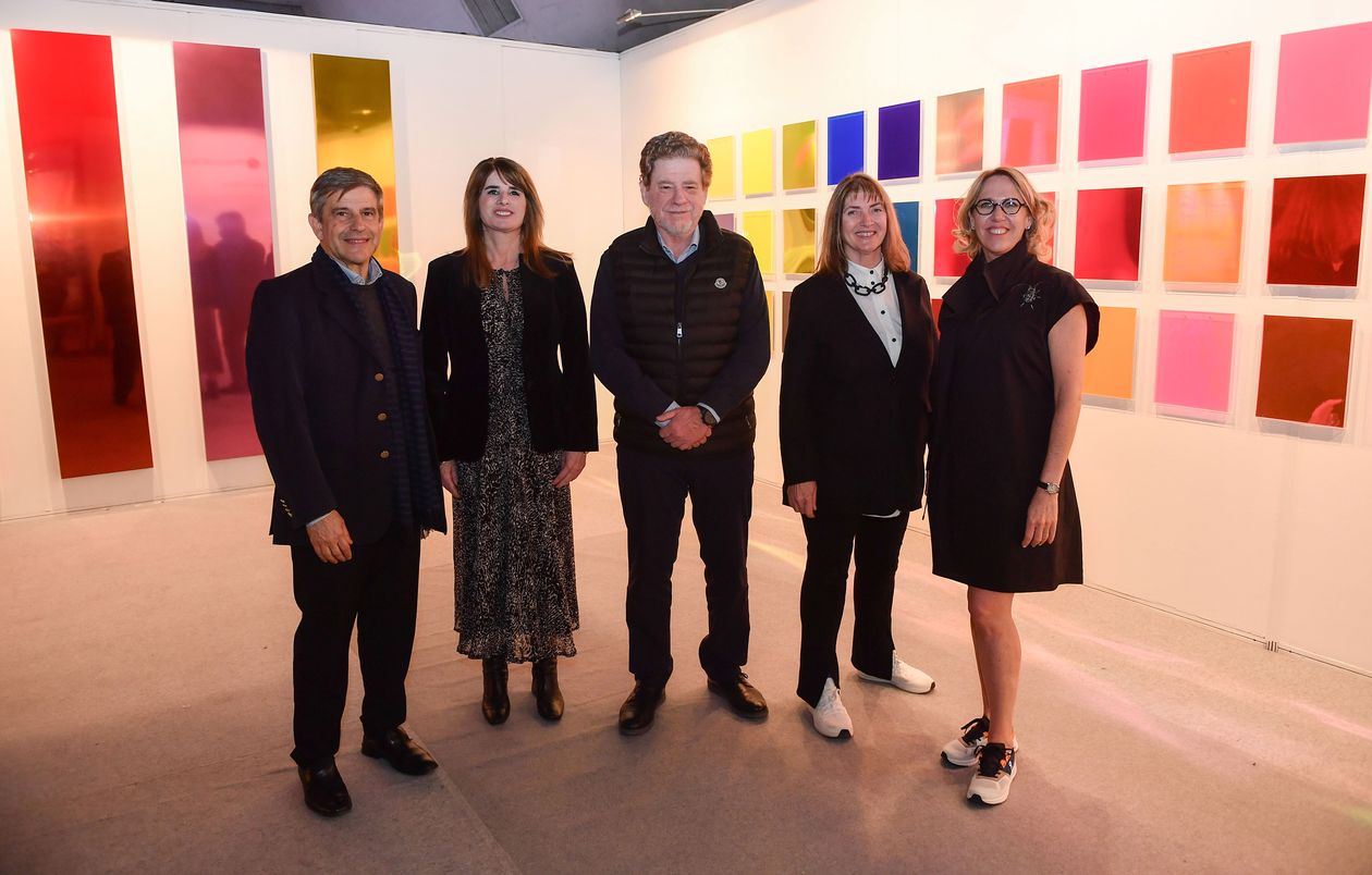 (de izq a der) Franco Moccia, Paula Villalba, Guillermo A Laje, Carola Zech y Sofia Weil de Speroni en el stand del Ciudad junto a las obras de la artista (1).JPG