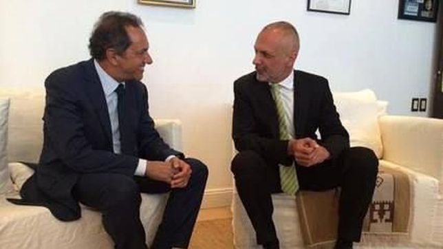 buzzi busco el respaldo exclusivo de scioli, que no le suelta la mano a das neves