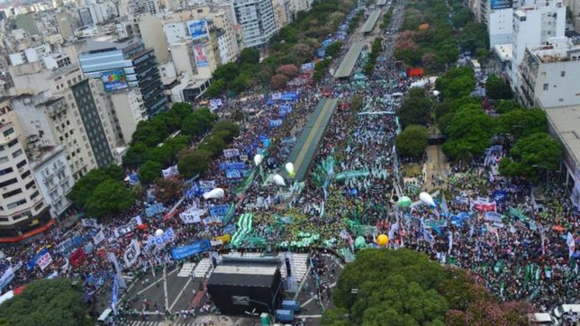 las imagenes de una multitud en la marcha convocada por moyano contra macri