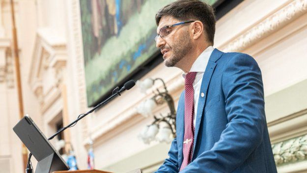 El gobernador Maximiliano Pullaro abrió hace unos días el período de sesiones ordinarias y el 14 de julio estará en el arranque de la Convención.