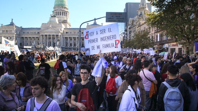 Estudiantes, docentes y no docentes universitarios marchan hacia el Congreso (Foto: NA)