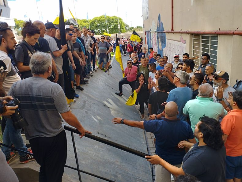La protesta de taxistas que impidi&oacute; la apertura de sesiones de Pablo Javkin