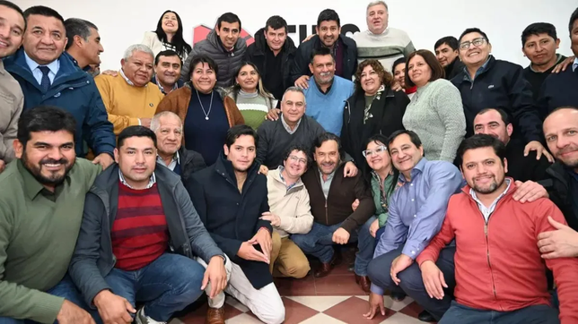 Gustavo Sáenz, rodeado de los intendentes de Salta que bancan su reelección.