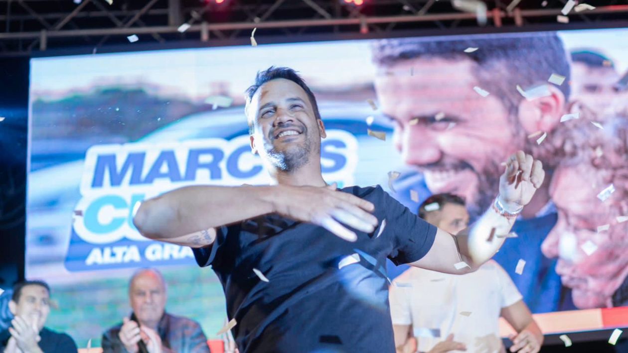 Marcos Torres celebra su victoria en las últimas elecciones de Alta Gracia.&nbsp;