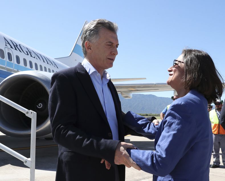 2018. El presidente Mauricio Macri en el Aeropuerto Felipe Varela de Catamarca con la entonces gobernadora Lucía Corpacci, antes de recorrer las obras del embalse El Bolsón, en el departamento El Alto. Noticias Argentinas