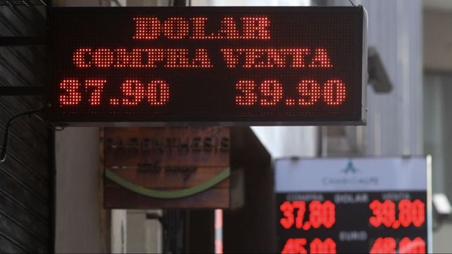 el dolar rebrota y complica el plan oficial de bajar las tasas y reactivar