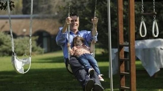 macri, allanado: una conspiracion de newman boys, segun el peronismo