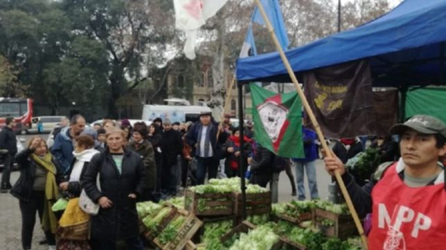 pequenos productores realizaron un ?verdurazo? frente a la rural