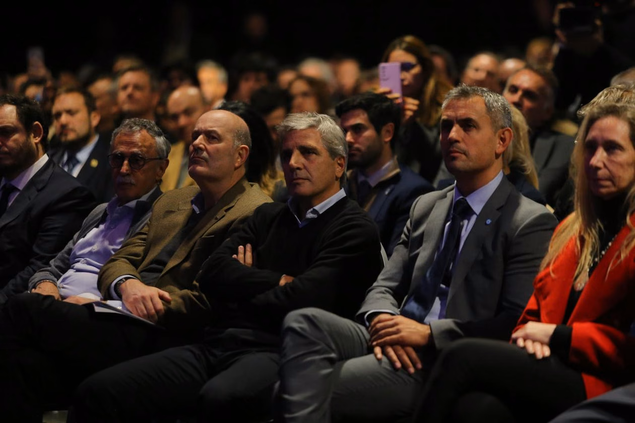Los ministros esuchando al Presidente.&nbsp;
