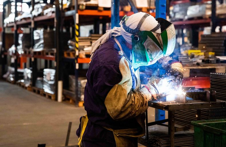 INDEC: la industria y la construcción volvieron a caer en abril