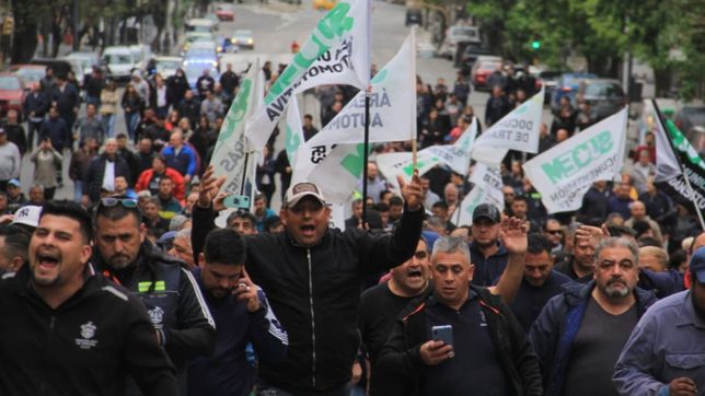 municipales de cordoba copan la calle y le embarran la cancha a llaryora