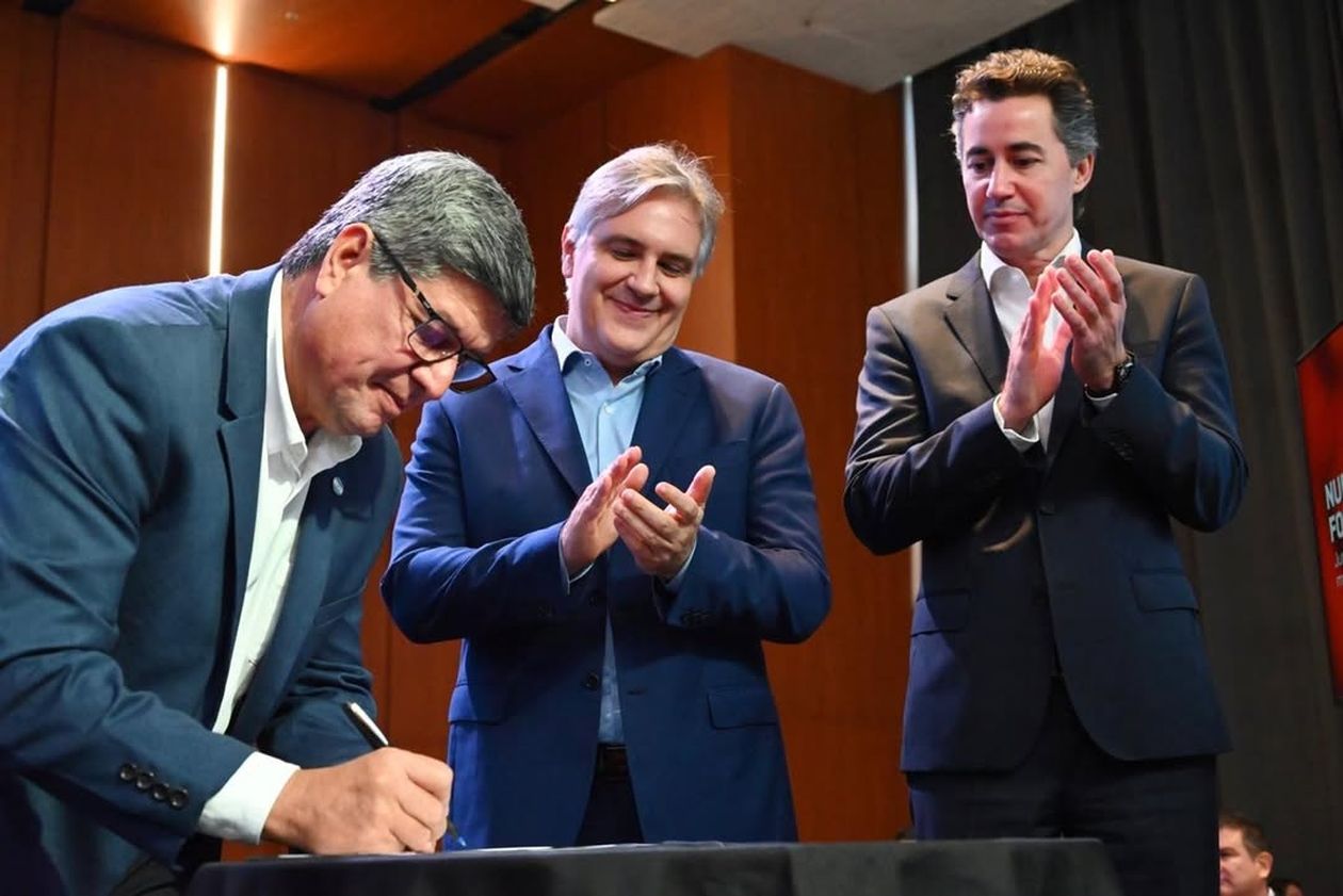 Roberto Casari, junto a Martín Llaryora y Manuel Calvo