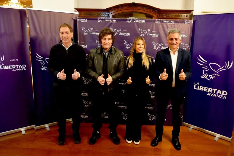 Javier Milei, junto a sus candidatos bonaerenses.