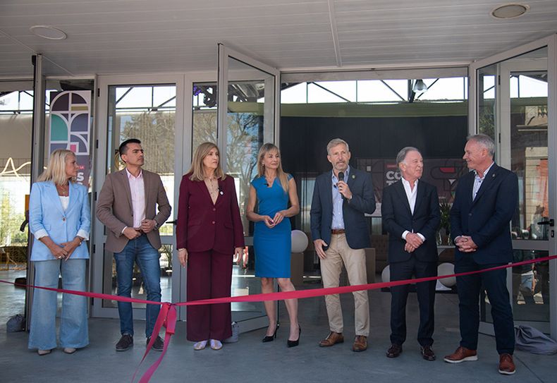 Frigerio junto a la intendenta de Paraná, Rosario Romero, la presidenta local de Camarco, Laura Hereñú, y otras autoridades locales.