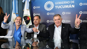 Los dedos en V: Osvaldo Jaldo también avanzó con la firma de acuerdos salariales con los gremios provinciales.&nbsp;