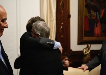 El abrazo de Javier Milei y Toto Caputo el día después de la derrota en las elecciones. 