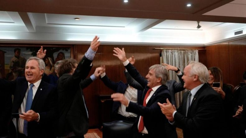 Pablo Quirno, entonces secretario de Finanzas, se plegó al eufórico festejo del equipo económico por el acuerdo con el FMI y la apertura parcial del cepo. Pablo Quirno, entonces secretario de Finanzas, se plegó al eufórico festejo del equipo económico por el acuerdo con el FMI y la apertura parcial del cepo.