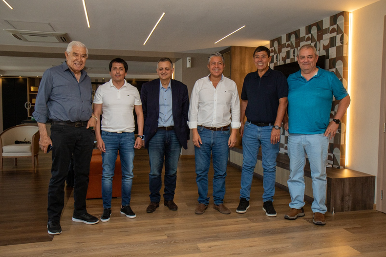Guillermo Pereyra, Rolando Figueroa y Marcelo Rucci con Hugo Marín, jefe de YPF, en Neuquén.