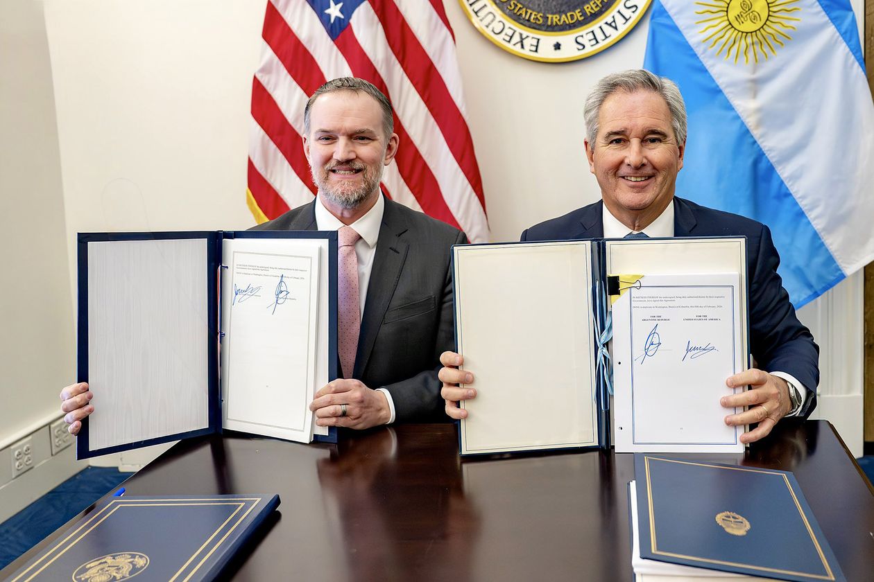 El representante comercial de Estados Unidos, Jamieson Greer, y el canciller Pablo Quirno exhiben el acuerdo comercial bilateral.&nbsp;