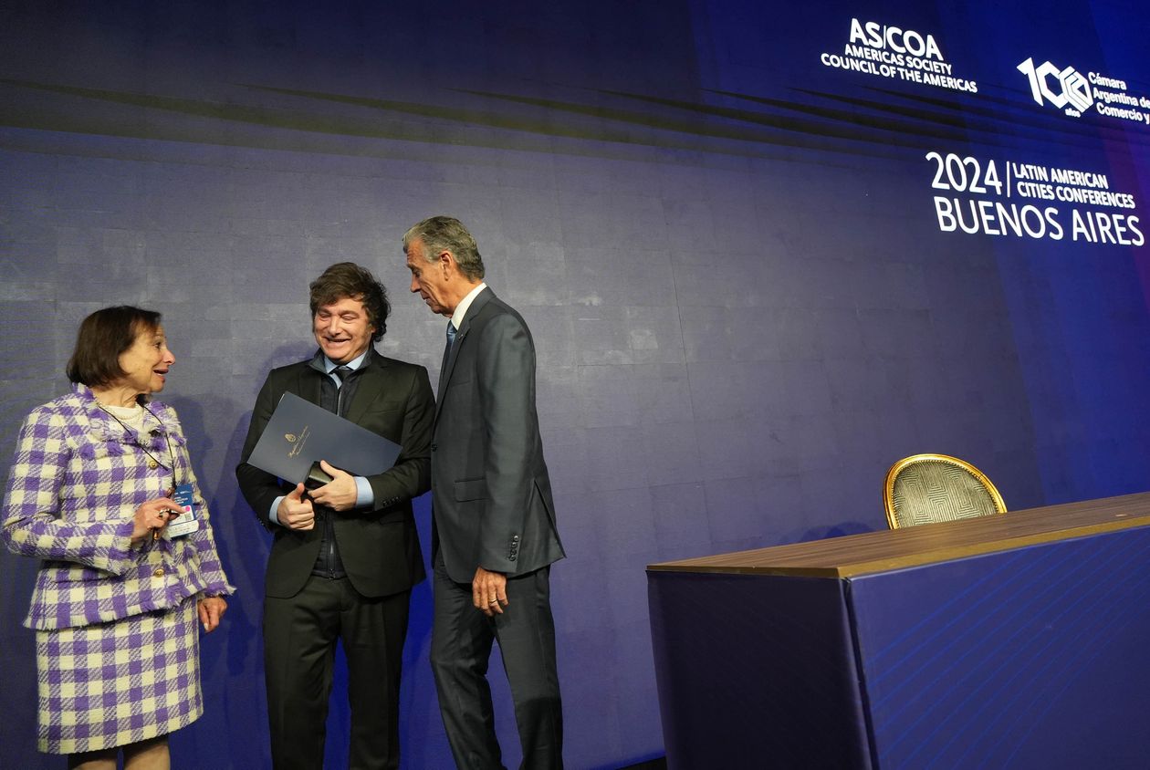 Javier Milei con los organizadores del Council of Americas