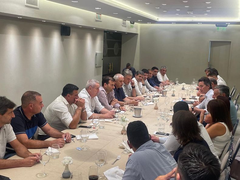 Manuel Calvo encabezó una reunión con autoridades municipales del departamento Santa María. Natalia Contini, en medio del proceso de revocatoria, estuvo presente.
