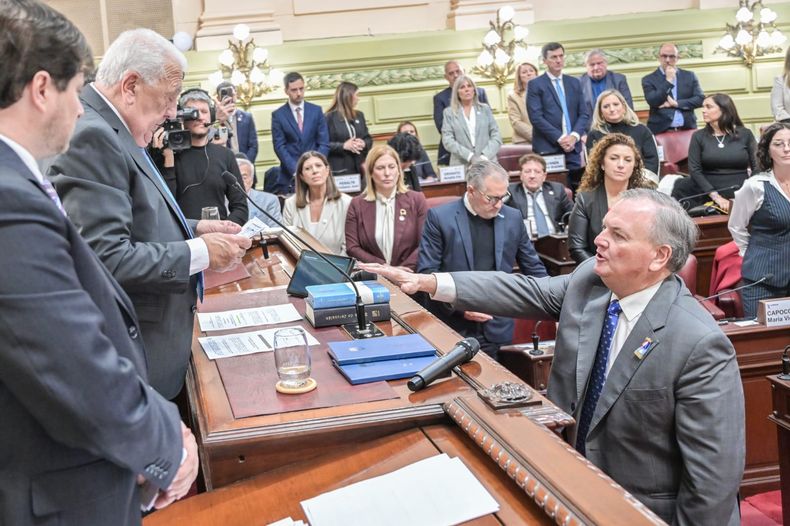 La reforma constitucional se puso en marcha con la jura de los constituyentes. Felipe Michlig es el presidente de la Asamblea y encabeza una de las comisiones. La reforma constitucional se puso en marcha con la jura de los constituyentes. Felipe Michlig es el presidente de la Asamblea y encabeza una de las comisiones.