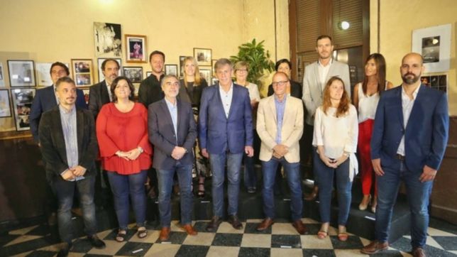 jaton mueve el gabinete y se recuesta sobre una pata socialista