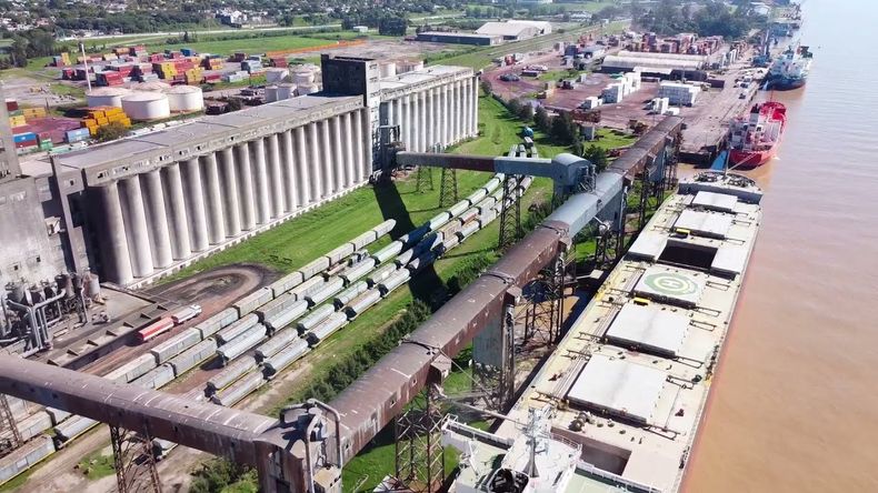 El puerto Rosario tiene terminales de contenedores y de granos