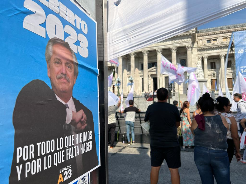 Carteles que piden la reelección de Alberto Fernández.